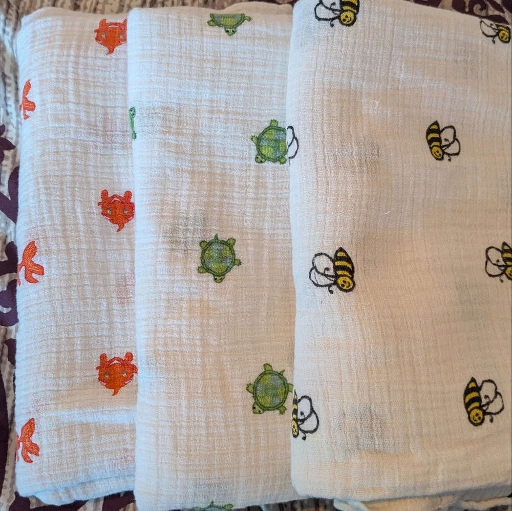 Set of 3 White Muslin Baby Swaddle Blankets with Bees, Turtles & Fish - Picture 2 of 4